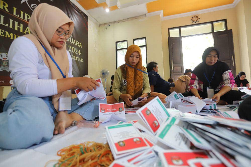 Proses sortir dan lipat surat suara di KPU Kota Blitar. IDN Times/ istimewa