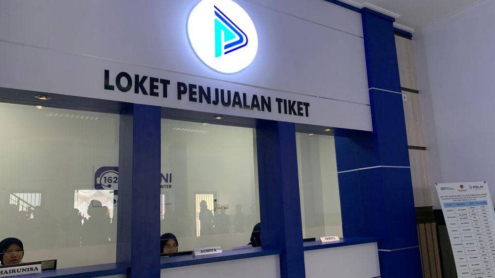 Selain melayani pembelian tiket lewat kantor cabang, Pelni juga sudah memiliki layanan digital yang bisa diakses lewat handphone. (IDN Times/Erik Alfian)