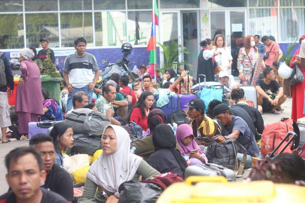 Penumpang kapal laut yang menggunakan armada PT Pelni masih cukup tinggi. (IDN Times/Erik Alfian)