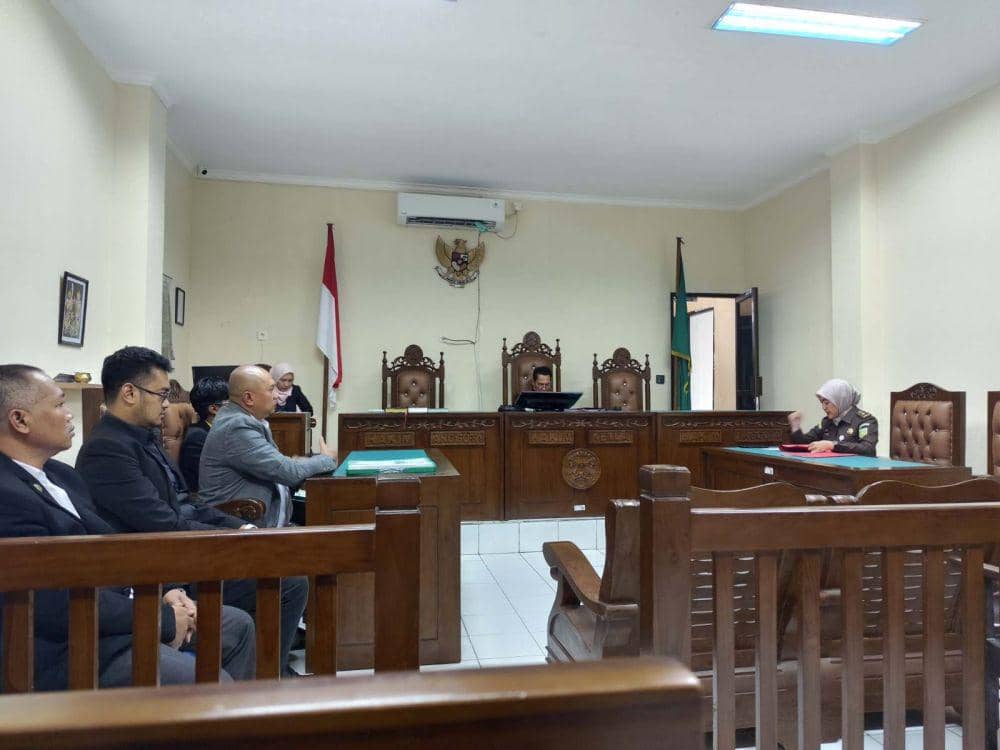 Anwar Sadat (jas abu) menilai penanganan kasus dugaan korupsi di KKT terlalu lambat. (IDN Times/Erik Alfian)