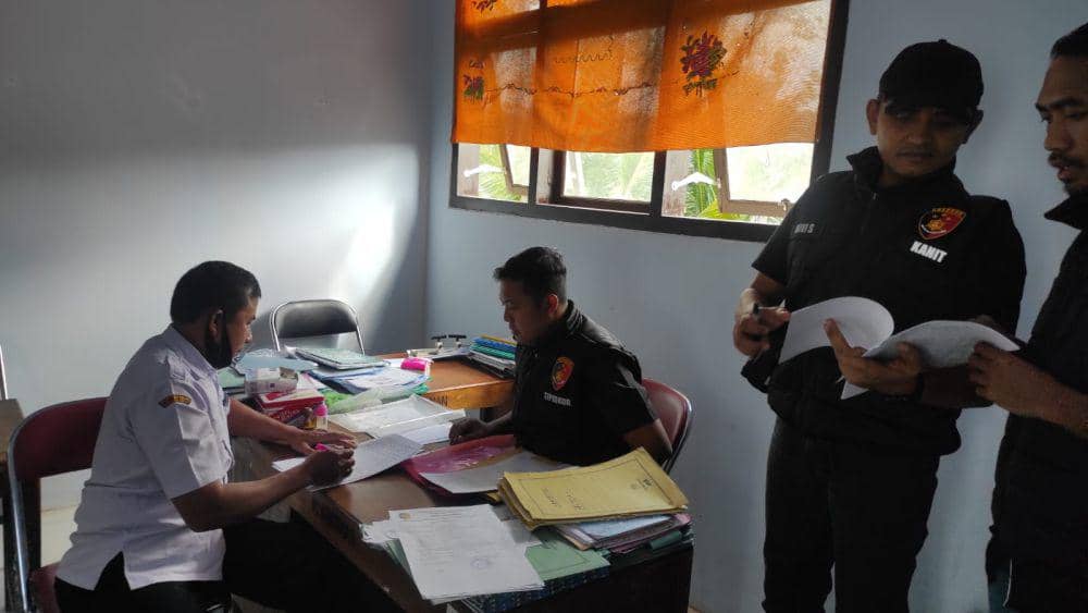 Polisi lakukan penggeledahan di Kantor Desa Kradinan Tulungagung. IDN Times/ istimewa