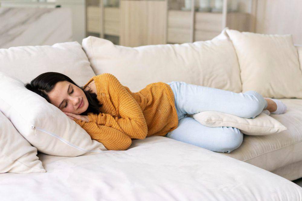 Ilustrasi wanita tidur di sofa (freepik.com/freepik)