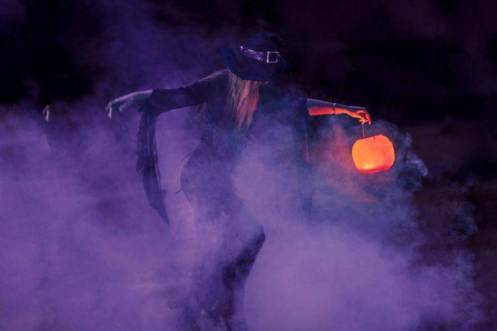 ilustrasi nuansa ungu halloween dan sihir (unsplash.com/Zachary Kadolph)