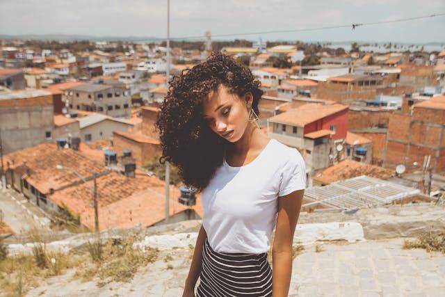 Ilustrasi wanita memakai T-shirt (pexels.com/Pixabay)