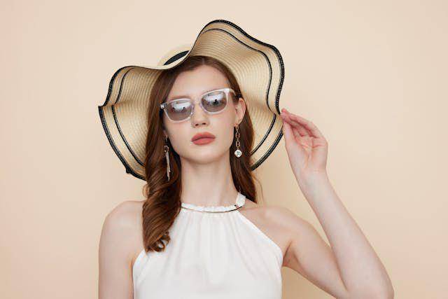 Ilustrasi wanita memakai topi dan kacamata (pexels com/GlassesShop GS)