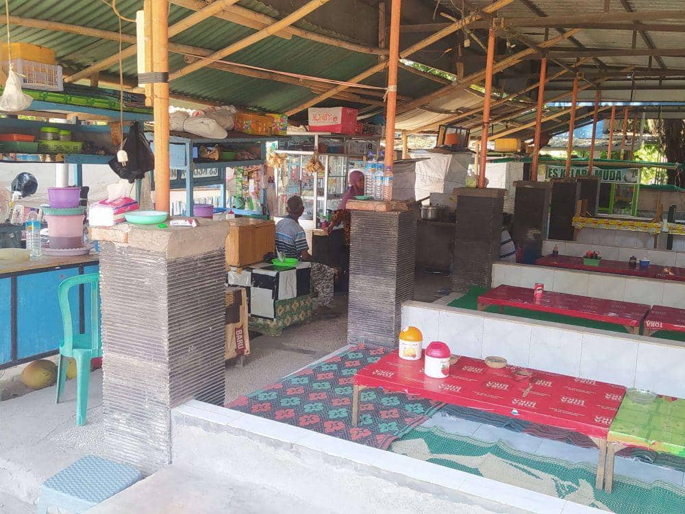 Penjual bakt dan soto dikawasan taman Rinjani Selong (IDN Times/Ruhaili)