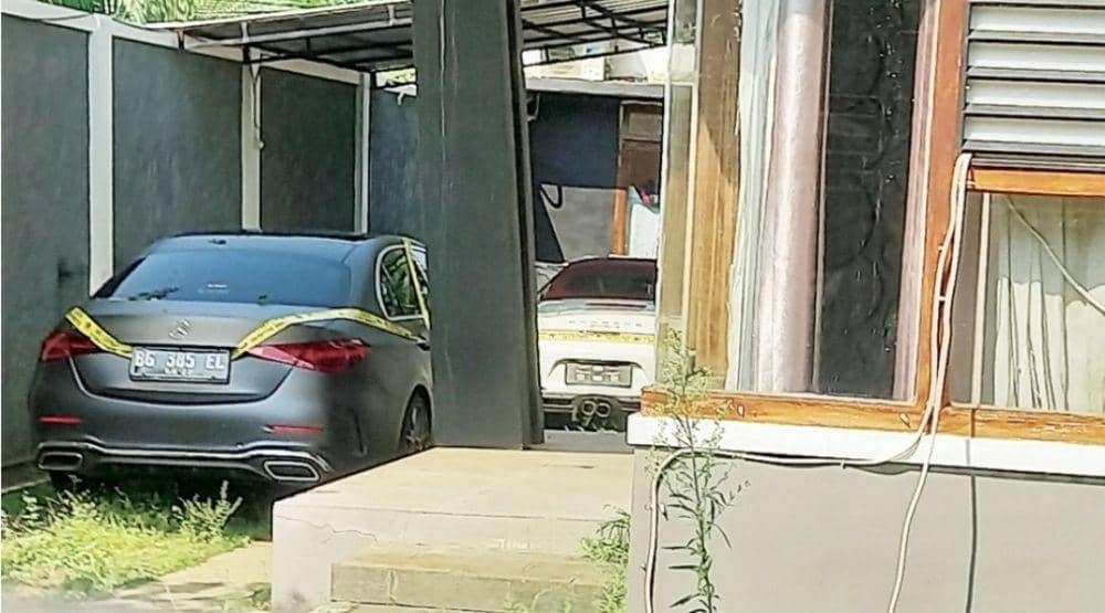 (Polisi Segel 3 Mobil Mewah di Rumah Bos Tambang Batubara Ilegal) IDN Times/istimewa