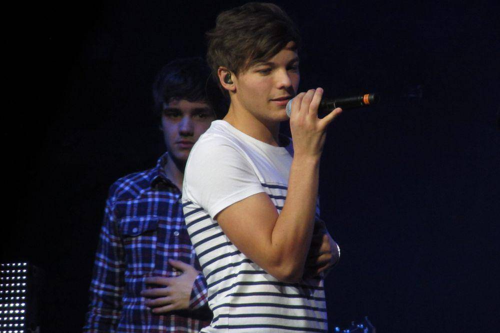 Louis Tomlinson (depan) dan Liam Payne Glasgow (belakang), saat One Direction manggung di Clyde Auditorium, Glasgow, Sabtu 14 Januari 2012 (commons.wikimedia.org/Fiona McKinlay)