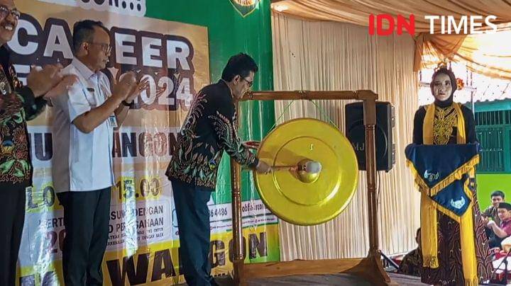 Kepala dinas tenaga kerja, koperasi, dan UKM Kabupaten Banyumas Wahyu Dewanto (memukul gong)saat membuka secara resmi Job Fair di SMK Maarif NU 1 Wangon, Rabu (16/10/2024).(IDN Times/Cokie Sutrisno)