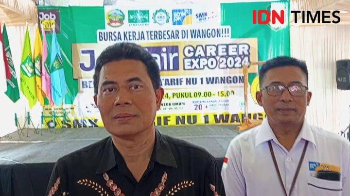 Wahyu Dewanto (baju batik) sebut angka pengangguran di Banyumas mencapai 6,35 persen dati jumlah penduduk angkatan kerja tahun 2024, Rabu (16/12024).(IDN Times/Cokie Sutrisno)