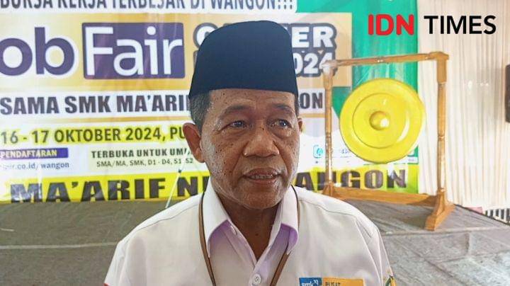 Kepala SMK Maarif NU 1 Wangon, Mukhtarom yang menyebut job fair sebagai langkah percepatan rekruitmen, Kamis (17/10/2024).(IDN Times/Cokie Sutrisno)