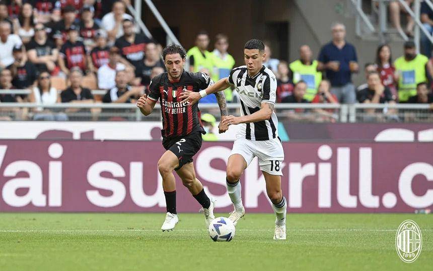AC Milan melawan Udinese pada paruh pertama Serie A 2022/2023. (acmilan.com)