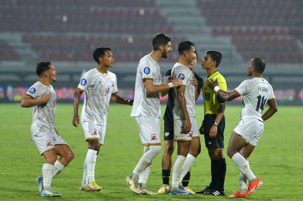 Sejumlah pesepak bola Madura United melakukan protes kepada wasit Amri Nurhadi (kedua kanan) saat pertandingan Liga 1 2024/2025 melawan Dewa United di Stadion Kapten I Wayan Dipta, Gianyar, Bali, Sabtu (21/9/2024). ANTARA FOTO/Fikri Yusuf/YU