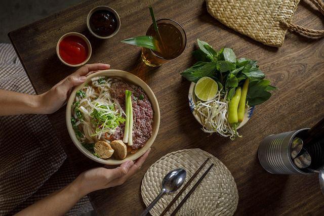 10 Etika Makan di Vietnam yang Wajib Kamu Lakukan