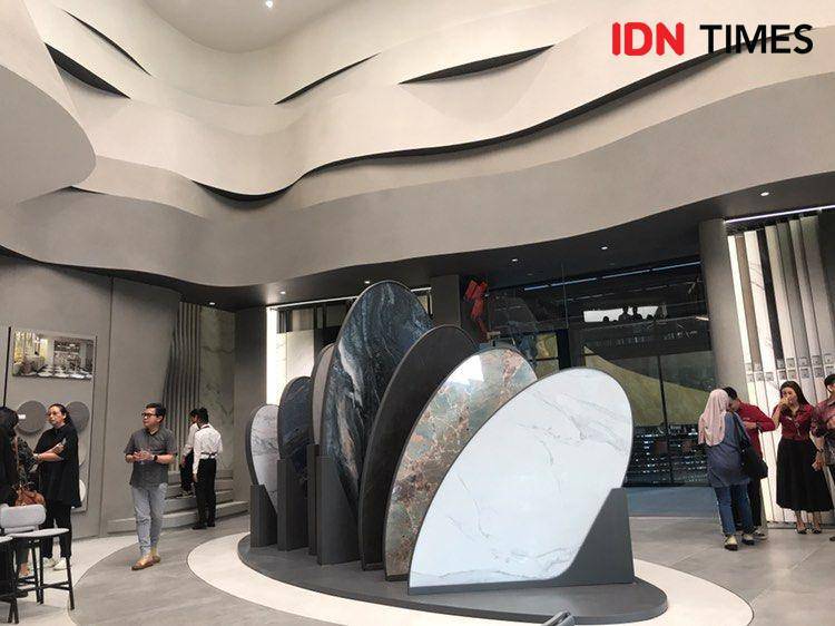 Display booth Sandimas bersama Propan di Indonesia Design Week 2024. 17 Oktober 2024. (IDN Times/Hani Safanja)