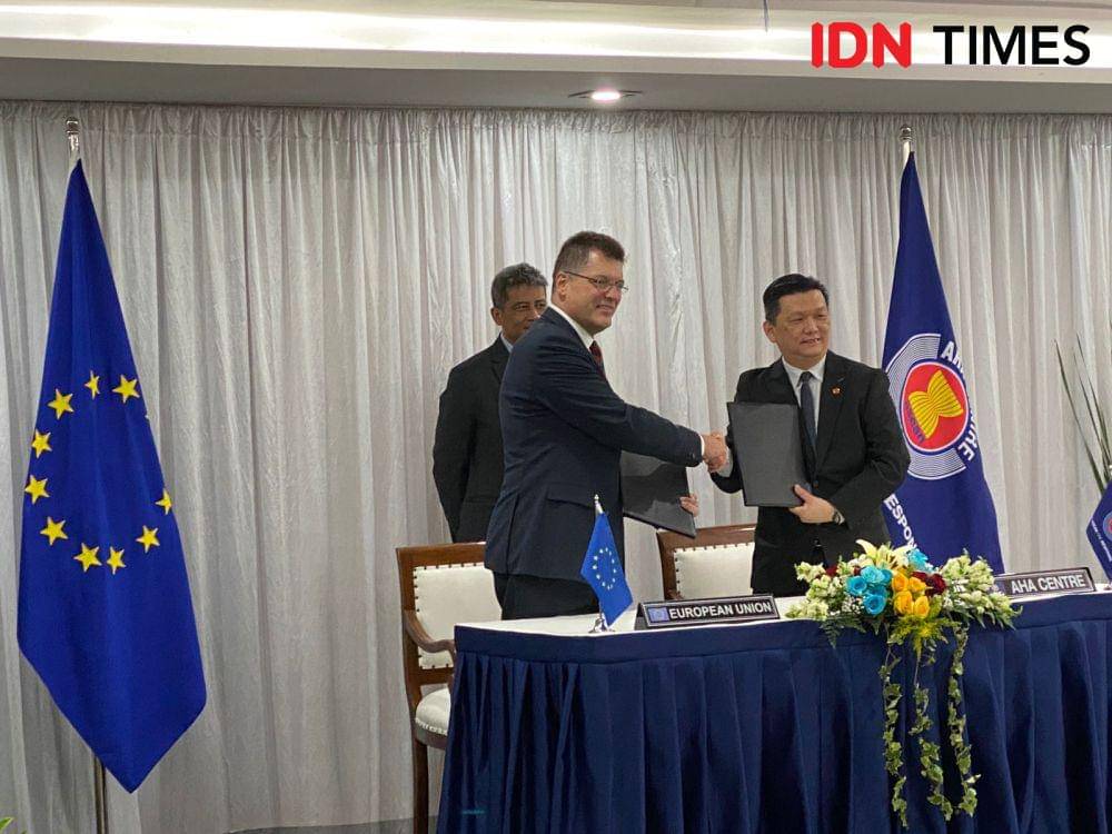 Penandatanganan perjanjian Manajemen Bencana antara Uni Eropa dan AHA Centre ASEAN. (IDN Times/Sonya Michaella)