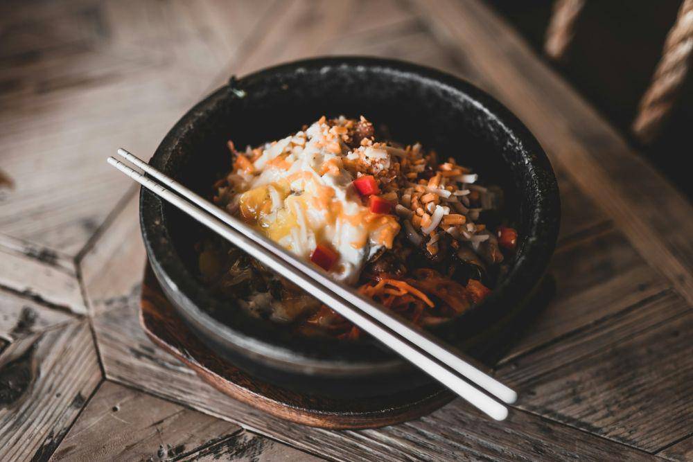 Ilustrasi meletakkan sumpit di atas mangkuk (unsplash.com/goodeats_yqr)