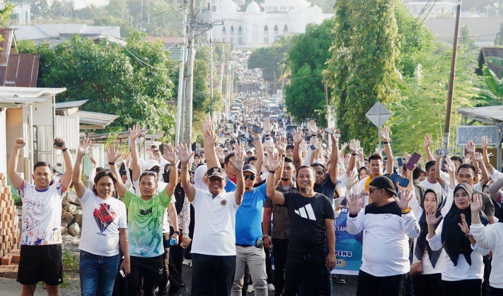 Calon Gubernur Sulawesi Selatan nomor urut 2 Andi Sudirman Sulaiman (baju hitam) saat menghadiri jalan sehat di Lapangan Gasis, Kabupaten Soppeng, Minggu (13/10/2024). (Dok. Istimewa)