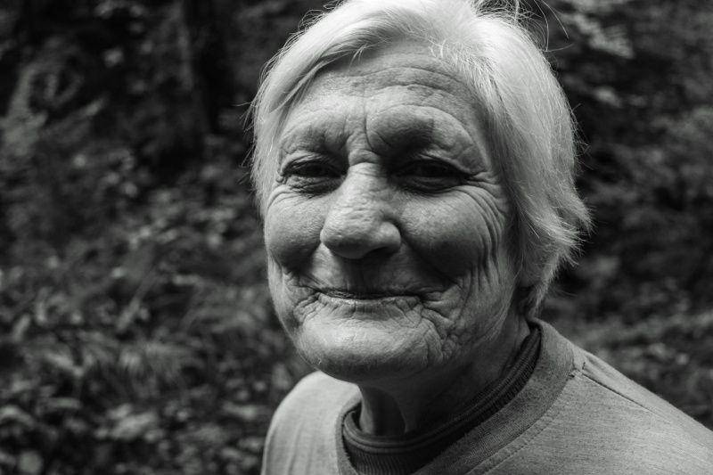 gambar seorang perempuan berusia lanjut (unsplash.com/alpay tonga)