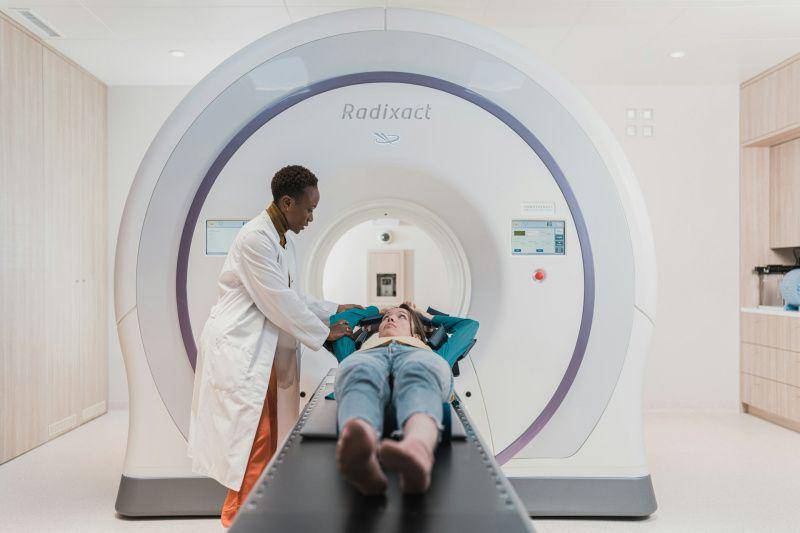 gambar seorang perempuan melakukan CT Scan (unsplash.com/Accuray)
