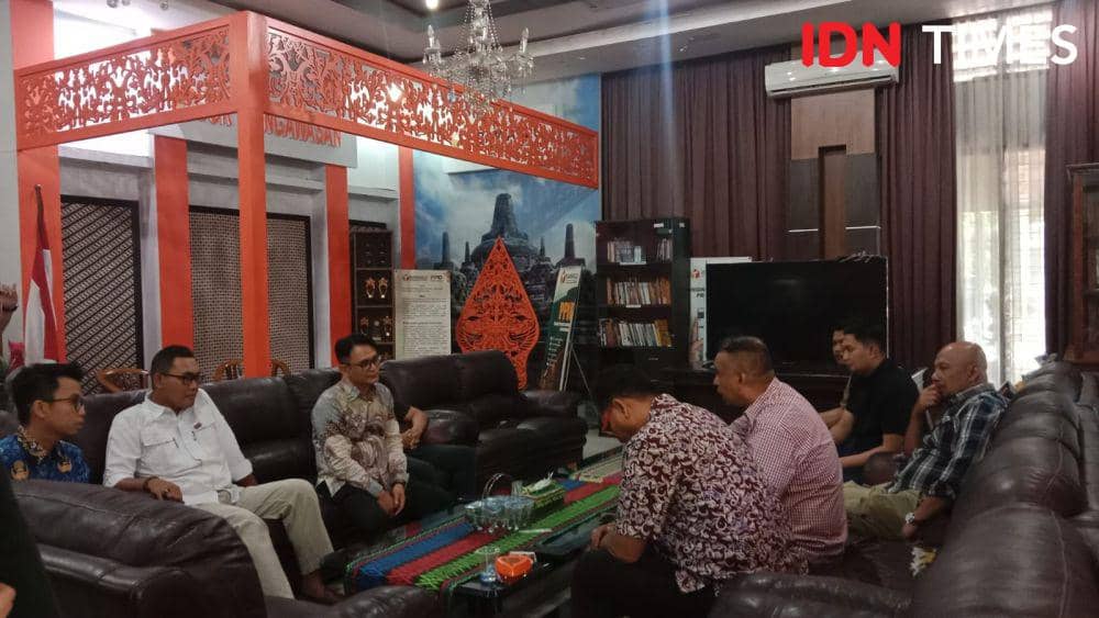Tim Kuasa Hukum Andika-Hendi yang dipimpin Jhon Ricard dan Rahmulyo saat berkoordinasi dengan Bawaslu Jateng yang diketuai Muhammad Amin. (IDN Times/Fariz Fardianto)