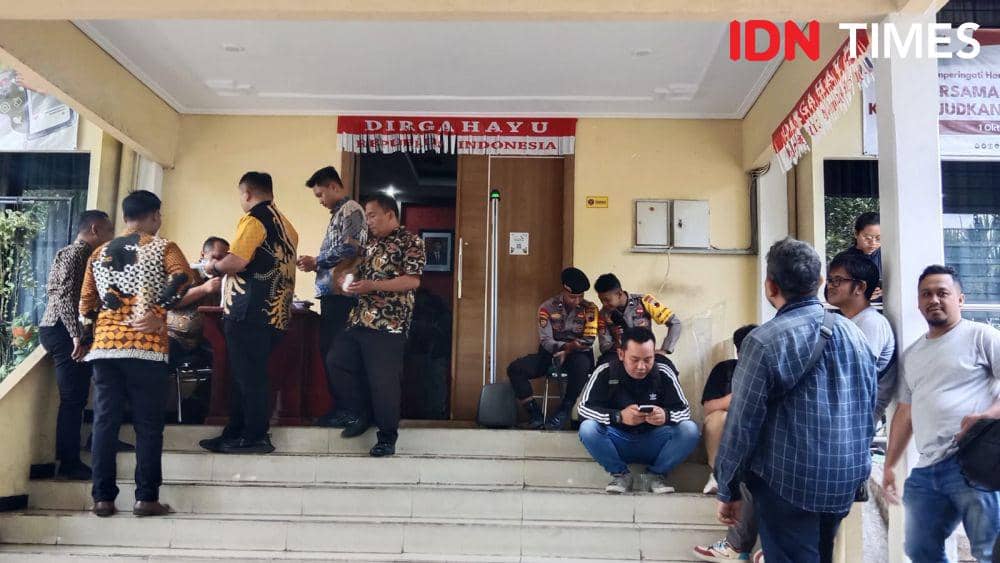 Sejumlah wartawan elektronik dan media cetak berkumpul di pintu masuk Bawaslu Jateng. (IDN Times/Fariz Fardianto)