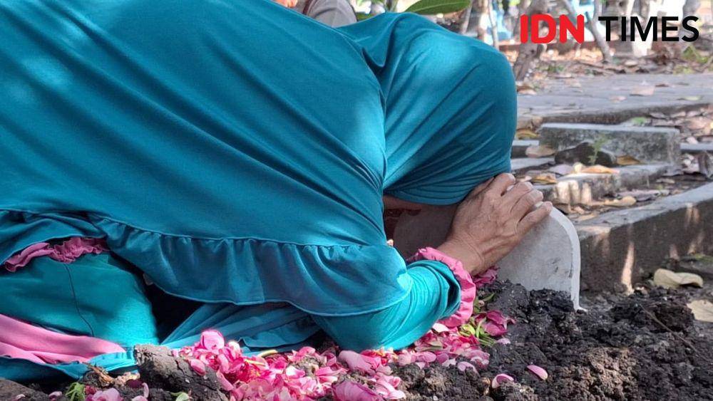 Ani Widyawati, putri korban saat mengunjungi makam ibunya. IDN Times/