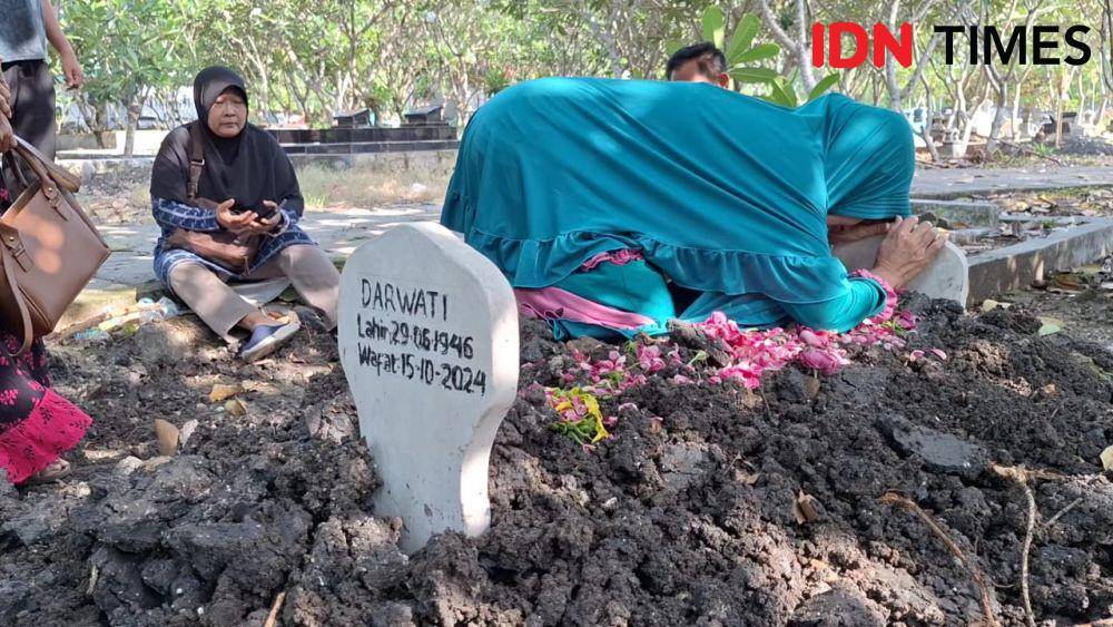 Ani Widyawati, putri korban saat mengunjungi makam ibunya. IDN Times/