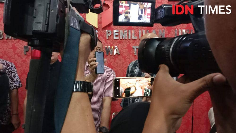 Koordinator Tim Kuasa Hukum Andika-Hendi Jhon Ricard menunjukkan bukti dokumen klarifikasi dari Bawaslu RI yang kasusnya semula ditujukan kepada pihaknya. (IDN Times/Fariz Fardianto)