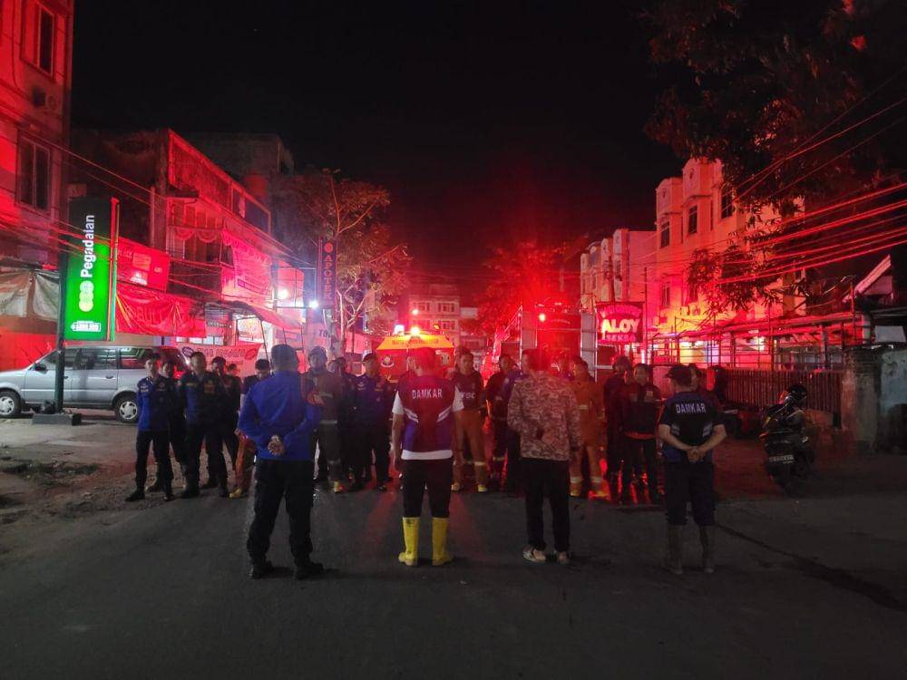 Personel Damkar Bandar Lampung yang memadamkan api. (IDN Times/dok. Damkar Bandar Lampung)