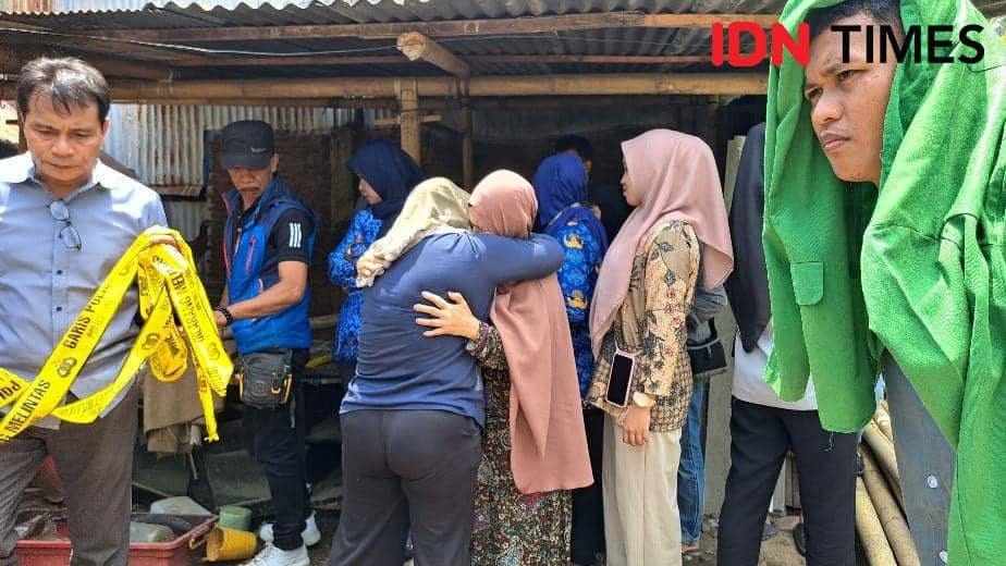 Keponakan korban menangis histeris mengetahui pamannya tewas tergantung di depan rumahnya di Jl Dg Tantu Lorong 5, Kelurahan Rappokalling, Kecamatan Tallo Kota Makassar, Kamis (17/10/2024) / IDN Times : Darsil Yahya Mustari