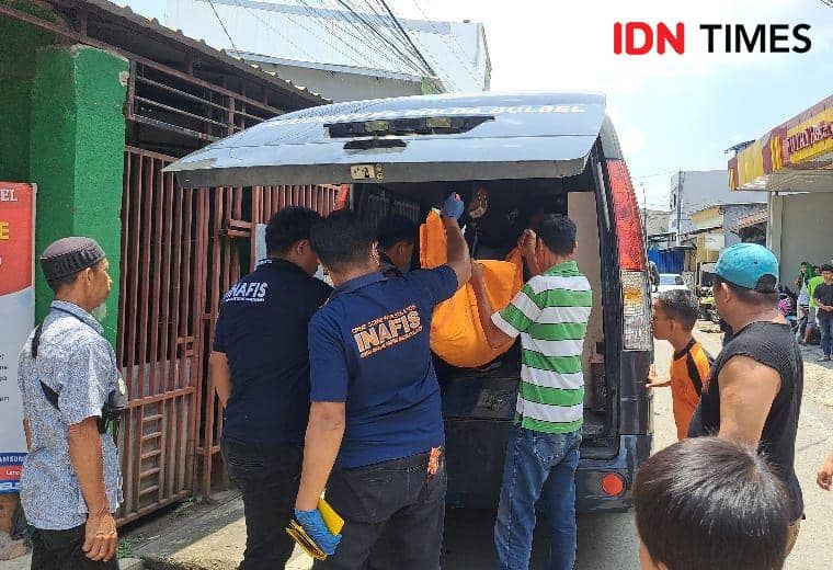 Tim Inafis Polrestabes Makassar saat mengevakuasi korban ke dalam mobil kemudian membawa mayat korban ke RS Bhayangkara Makassar, Kamis (17/10/2024) / IDN Times : Darsil Yahya Mustari