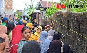 Warga disekitar TKP berkerumun ingin melihat lebih dekat mayat korban, Kamis (17/10/2024) / IDN Times : Darsil Yahya Mustari