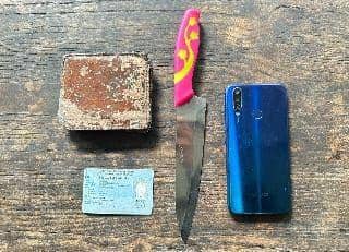 Barang bukti yang disita polisi berupa pisau dapur, satu unit ponsel, dompet dan KTP pelaku, Kamis (17/10/2024) dini hari / Istimewa