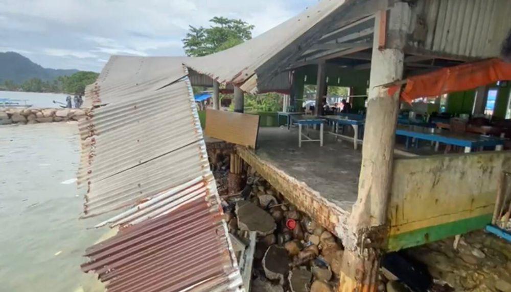 Rumah Makan Dihantam Gelombang , 15 Pelanggan Terjatuh ke  Laut