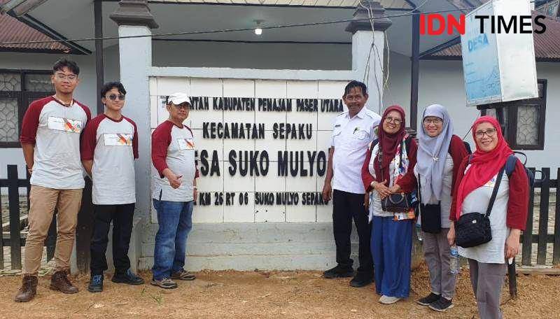 Foto Tim PM KK Bioteknologi Mikroba SITH ITB dan dua mahasiswa MBKM bersama Kades Sukomulyo (IDN Times/Ervan)