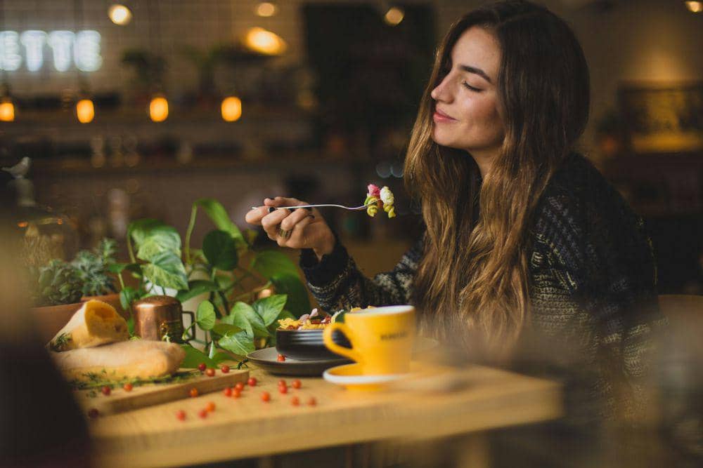 Ilustrasi menyantap hidangan All You Can Eat (unsplash.com/Pablo Merchán Montes)