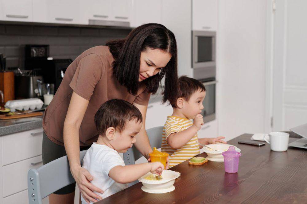 ilustrasi ibu memberi makan anak-anaknya (pexels.com/Jep Gambardella)