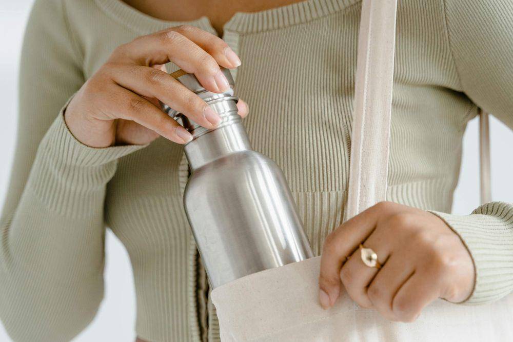 ilustrasi tumbler dalam tas (pexels.com/Tima Miroshnichenko)