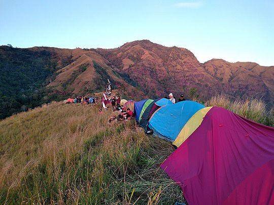 Tenda para pendaki yang melintasi jalur pendakian Gunung Wilis via Bajulan, Nganjuk. Instagram/pendakian_sekartaji_bajulan