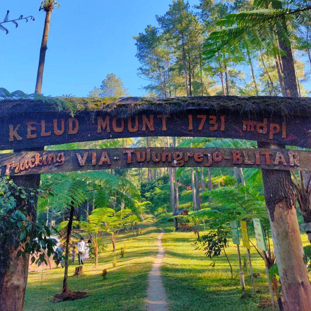 Gerbang pendakian Gunung Kelud via Tulungrejo Blitar (instagram.com/frdistyobdi)