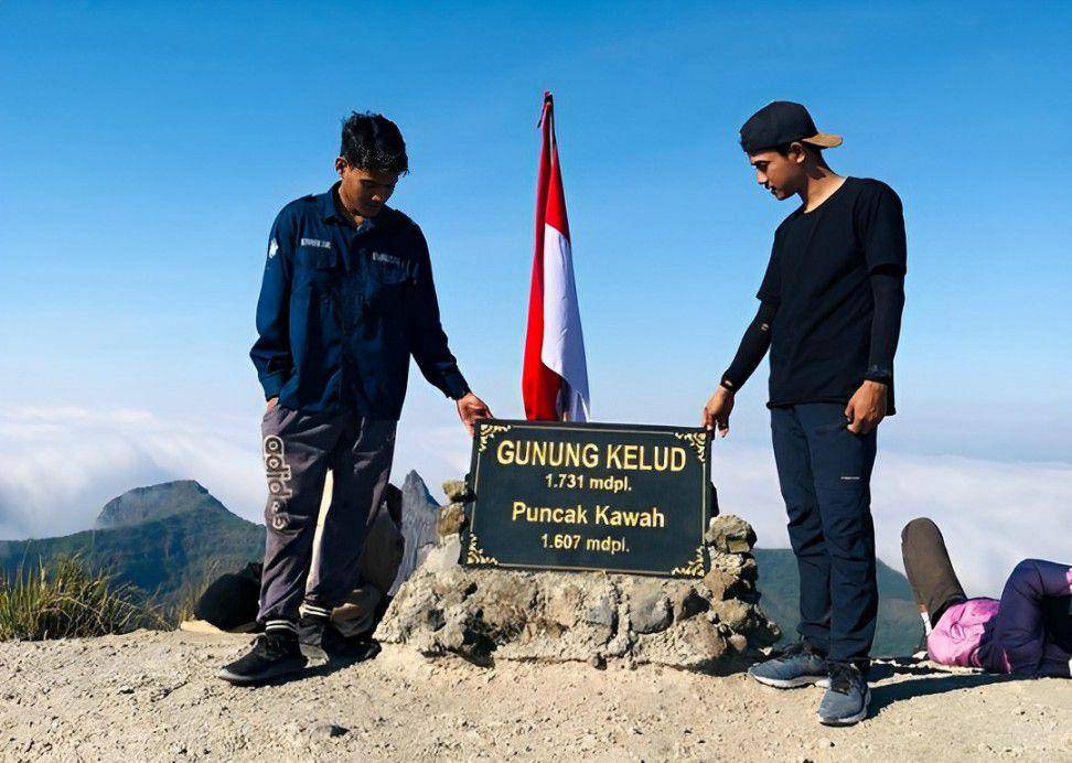 Potret pendaki di Puncak Kawah Gunung Kelud (instagram.com/diraf31__)
