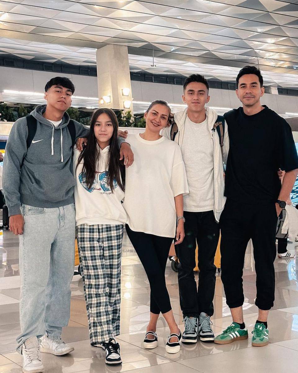 Donna dan Darius antar anak sekolah di Portugal (instagram.com/darius_sinathrya)