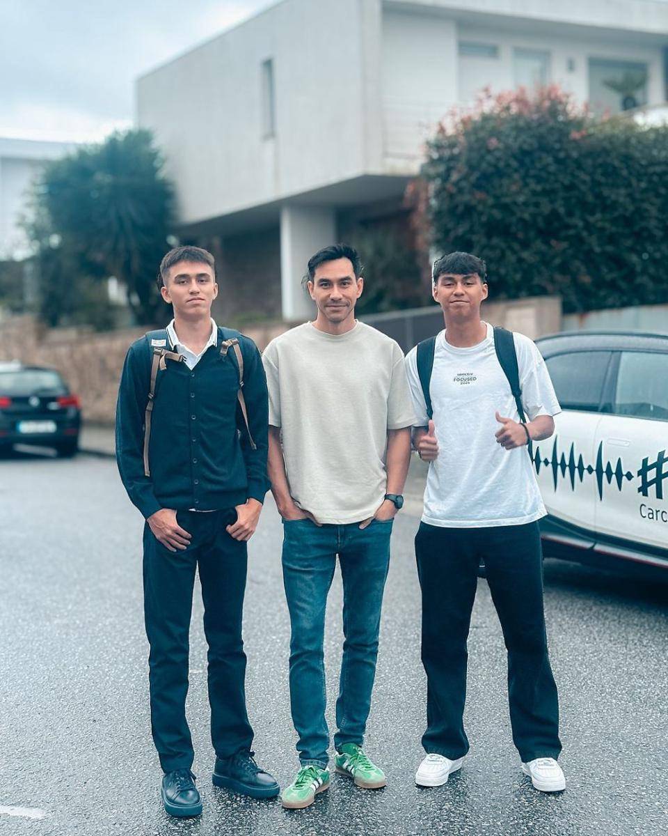 Donna dan Darius antar anak sekolah di Portugal (instagram.com/darius_sinathrya)