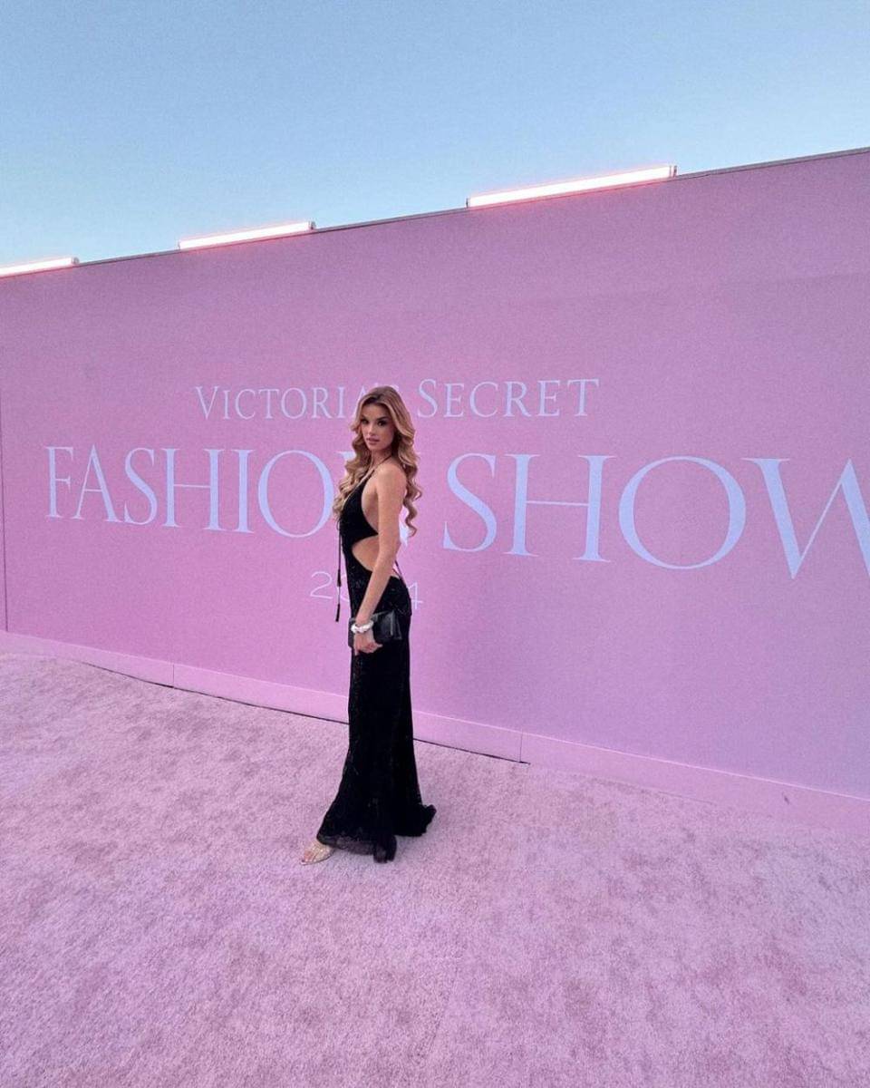 Potret Krystyna Pyszkova di Victoria's Secret Fashion Show 2024 (Instagram.com/krystyna_pyszko)
