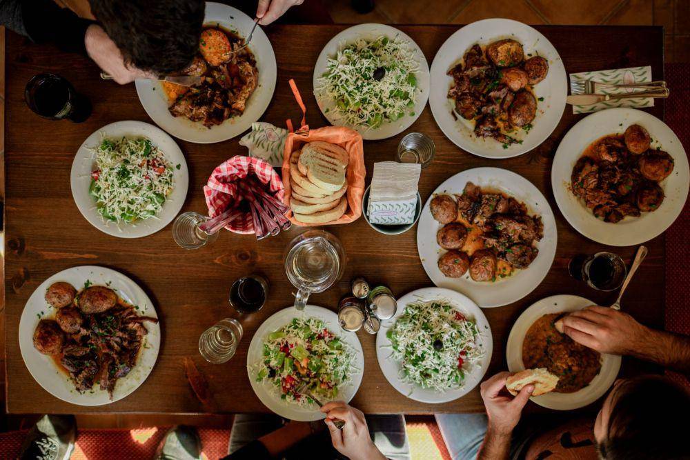 Ilustrasi makanan yang ditata di meja (unsplash.com/Stefan Vladimirov)