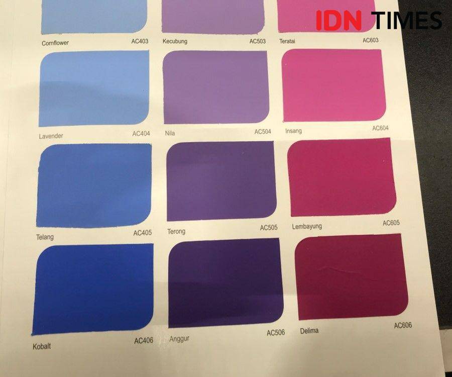 Jenis shade "Anggur" yang miliki pigmentasi pekat, diklaim memiliki ketahanan lama yang cocok untuk outdoor. 17 Oktober 2024. (IDN Times/Hani Safanja)