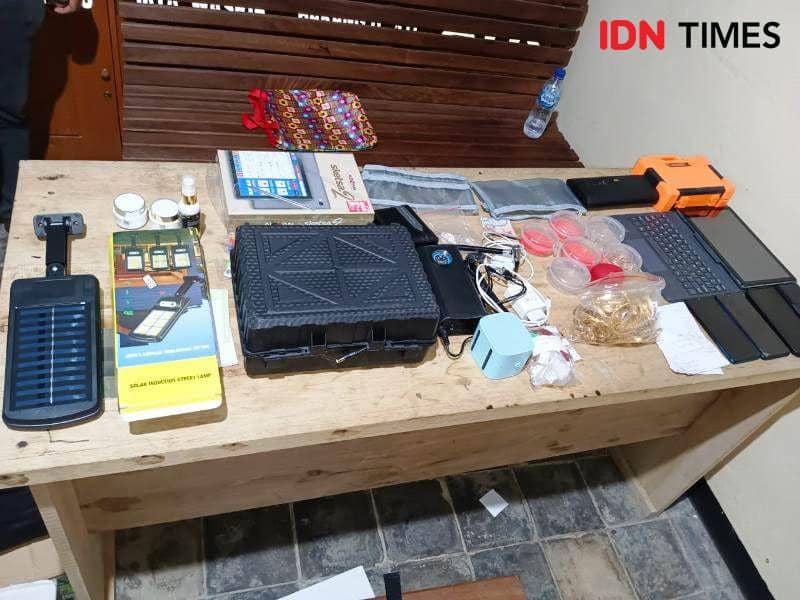 Barang bukti hasil curian yang disita dari tersangka IA  (IDN Times/Ervan)
