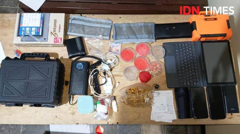 Barang bukti hasil curian yang disita dari tersangka IA  (IDN Times/Ervan)