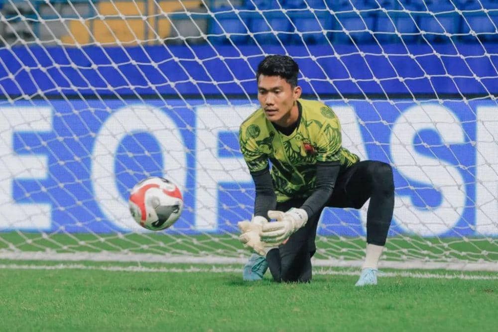 Kiper PSM Makassar, Hilmansyah, dalam sesi pemanasan jelang laga matchday kedua Grup A ASEAN Club Championship 2024/25 versus Shan United yang berlangsung di Stadion Batakan Balikpapan pada 25 September 2024. (Instagram.com/psm_makassar)